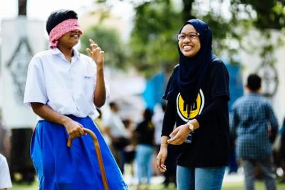 MENYERONOKKAN: Pengunjung dihiburkan dengan permainan tradisional yang diadakan di sekitar kawasan Taman Warisan Melayu.