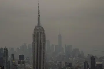 Jerebu akibat kebakaran hutan Canada menyelubungi latar langit Manhattan, termasuk Bangunan Empire State, dilihat dari Dek Pemerhatian Top of the Rock pada 16 Julai 2026 di Bandar Raya New York. a.