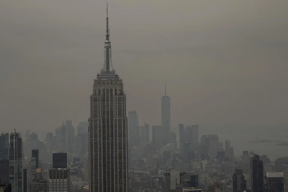 Jerebu akibat kebakaran hutan Canada menyelubungi latar langit Manhattan, termasuk Bangunan Empire State, dilihat dari Dek Pemerhatian Top of the Rock pada 16 Julai 2026 di Bandar Raya New York. a.