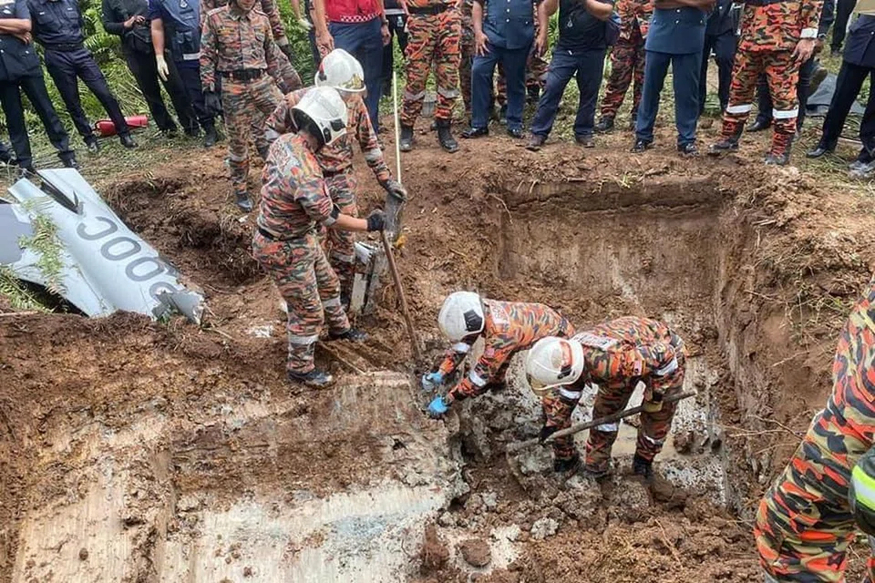 Keadaan tanah di tempat kejadian yang berlumpur memberi cabaran kepada pihak berkuasa dalam usaha mengeluarkan bangkai pesawat ringan model BK 160 Gabriel yang terhempas di Kampung Tok Muda, Kapar, Klang, Selangor, pada tengah hari 13 Februari.