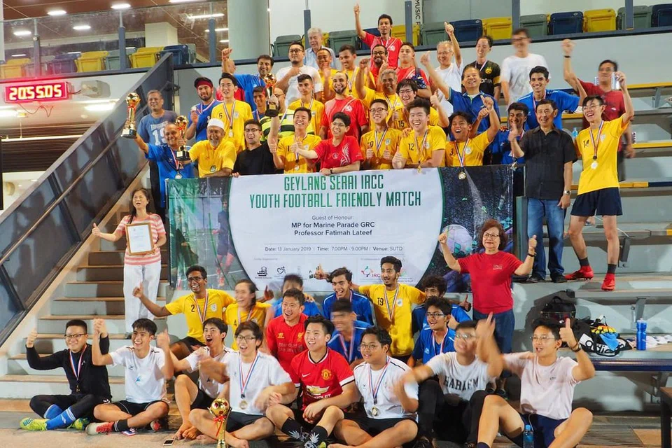 SEMAI SIFAT HARMONI MELALUI SUKAN: Perlawanan persahabatan bola sepak anjuran IRCC Geylang Serai sebagai wadah mengalak persefahaman agama di kalangan belia. - Foto FATIMAH ABDUL LATEEF