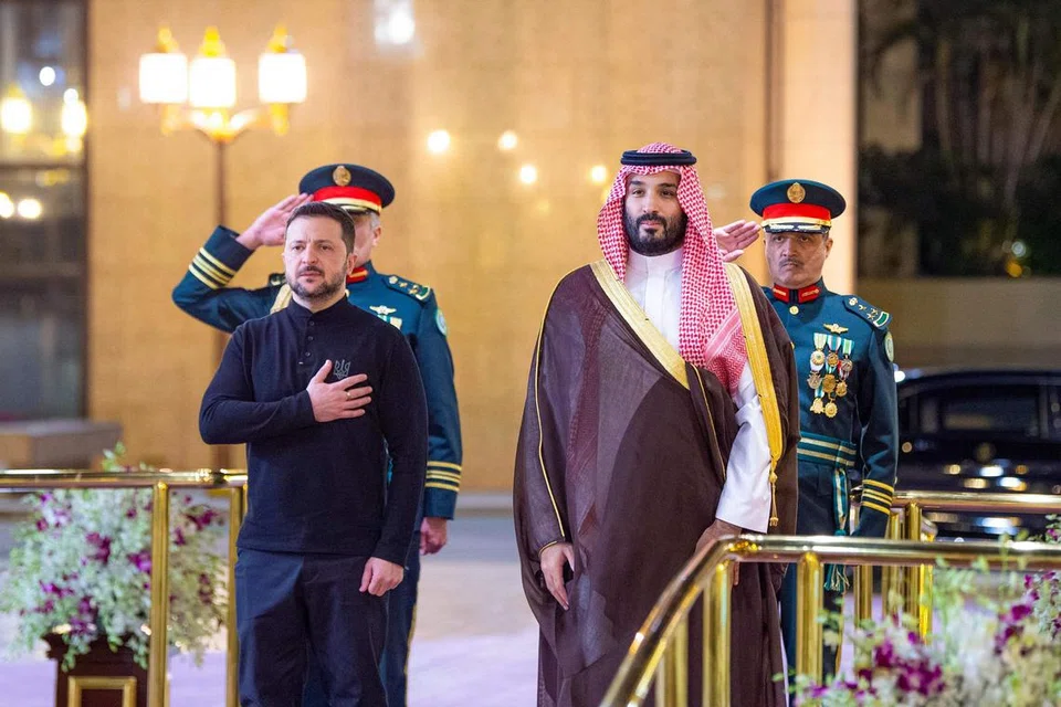 Foto edaran Agensi Berita Rasmi Arab Saudi (SPA) ini menunjukkan Putera Mahkota Arab Saudi, Mohammed bin Salman (kanan) mengiringi Presiden Ukraine, Volodymyr Zelensky semasa upacara kawalan kehormatan di Istana Diraja, Jeddah pada 10 Mac 2025. Ukraine dijadualkan membentangkan kepada Amerika Syarikat pada 11 Mac satu pelan gencatan senjata dengan Russia, dalam usaha untuk mengembalikan sokongan daripada sekutunya yang kini, di bawah kepimpinan Presiden Donald Trump, menuntut konsesi bagi menamatkan perang yang telah berlarutan selama tiga tahun.