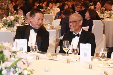 BERINTERAKSI: Encik Masagos (kanan) berinteraksi dengan Profesor Madya Jeremy Lim, Pengerusi Hospis Dover Park pada majlis makan malam.