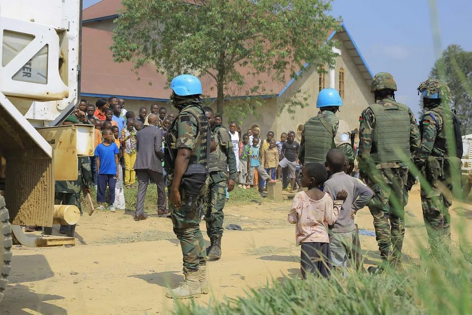 JAGA KEAMANAN: Pasukan tentera pengaman dari Malawi yang membentuk Misi Kestabilan Persatuan Pertubuhan Bangsa-Bangsa Bersatu (MONUSCO) berkawal di luar Gereja Katolik Emmanuel Butsili di Beni, pada 27 Jun lalu after satu bom mudah alih meletup, mencederakan dua orang hanya sejam sebelum acara keagamaan bagi pengesahan kanak-kanak diadakan. - Foto AFP