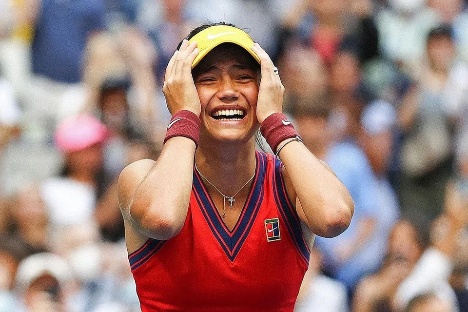 REMAJA SENSASI: Raducanu meraikan kemenangan sensasi di Terbuka Amerika selepas mengalahkan seorang lagi pemain remaja, Leylah Fernandez, dalam perlawanan akhir dan merakam foto dengan piala idaman. - Foto AFP