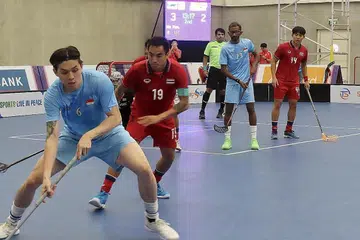 TERLEPAS PELUANG: Pasukan lelaki floorball Singapura, ketika beraksi menentang Thailand dalam pusingan kumpulan pada Isnin, buat pertama kali tidak akan ke final Sukan SEA. - Foto BH oleh ZULAIQAH ABDUL RAHIM