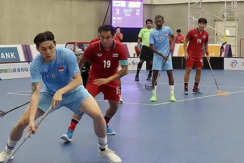 TERLEPAS PELUANG: Pasukan lelaki floorball Singapura, ketika beraksi menentang Thailand dalam pusingan kumpulan pada Isnin, buat pertama kali tidak akan ke final Sukan SEA. - Foto BH oleh ZULAIQAH ABDUL RAHIM