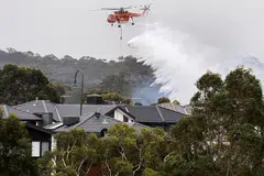 KEBAKARAN DI AUSTRALIA: Satu operasi menyimbah air dijalankan di Bundoora, Melbourne, pada 30 Disember 2019 sedang ibu kota Australia membatalkan pertunjukan bunga api menjelang Tahun Baru.