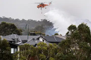 KEBAKARAN DI AUSTRALIA: Satu operasi menyimbah air dijalankan di Bundoora, Melbourne, pada 30 Disember 2019 sedang ibu kota Australia membatalkan pertunjukan bunga api menjelang Tahun Baru.
