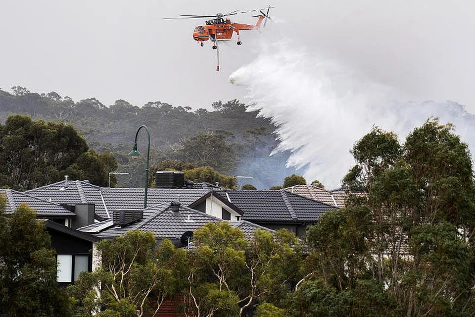 KEBAKARAN DI AUSTRALIA: Satu operasi menyimbah air dijalankan di Bundoora, Melbourne, pada 30 Disember 2019 sedang ibu kota Australia membatalkan pertunjukan bunga api menjelang Tahun Baru.