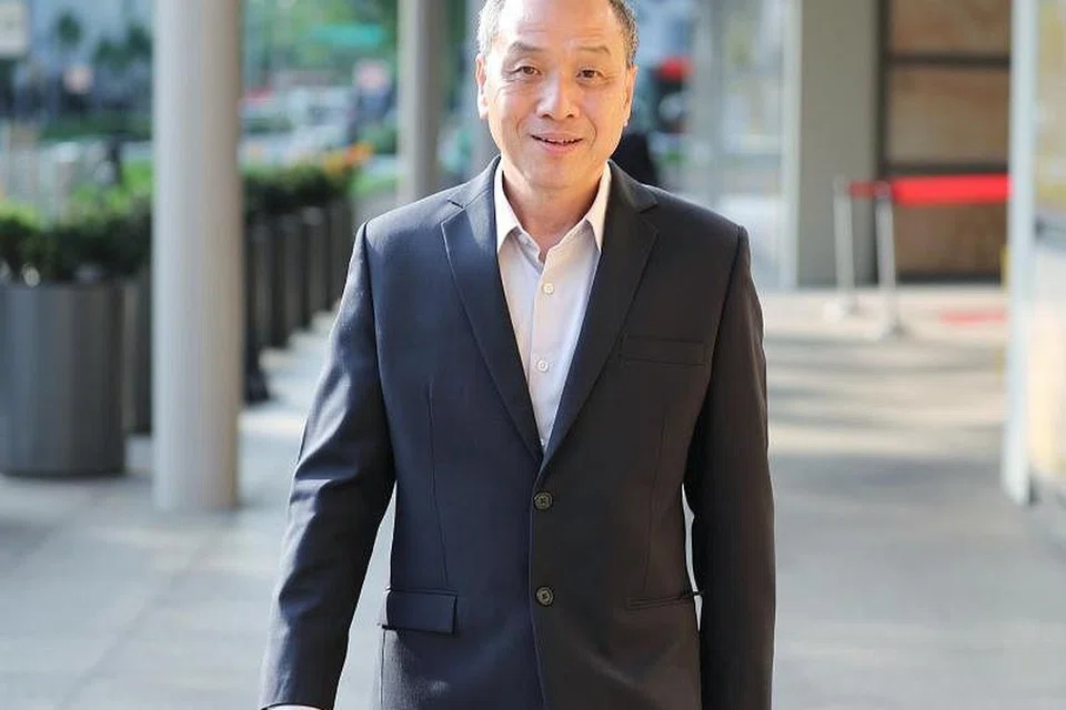 Mantan ketua Parti Pekerja Low Thia Khiang di luar mahkamah pada 16 Oktober 2018. FOTO: THE STRAITS TIMES