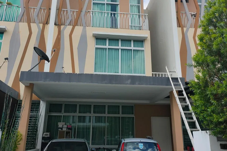 Rumah yang dibeli warga Singapura yang hanya ingin dikenali sebagai Encik Harris pada 2014 dengan harga RM888,000 terletak berdekatan Taman Mount Austin.