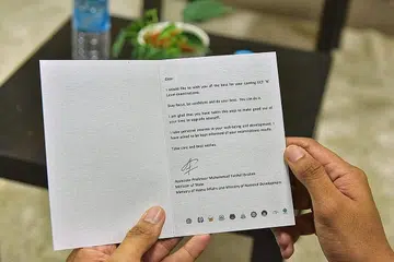 UCAP SELAMAT: Dr Faishal memuat naik gambar kad dengan ucapan beliau kepada banduan yang bakal duduki peperiksaan GCE Peringkat 'N' di laman Facebook beliau. - Foto FB PROFESOR MADYA MUHAMMAD FAISHAL IBRAHIM