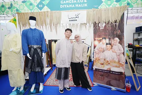 BIMBINGAN PERNIAGAAN: Usahawan muda, Danish Anaqi Aaron Mustapha (kiri), sering merujuk kepada ibunya, Cik Diyana Halik (kanan), tentang selok-belok perniagaan.