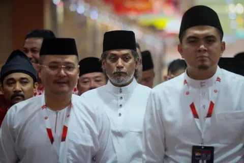 Kehadiran mantan Ketua Pemuda Umno, Encik Khairy Jamaluddin (tengah) ke Perhimpunan Agung Umno (PAU) 2025 pada Januari lalu mencuri tumpuan ramai, sebelum akhirnya beliau sah kembali menjadi ahli Umno menerusi inisiatif Rumah Bangsa pada 17 April lalu. 
