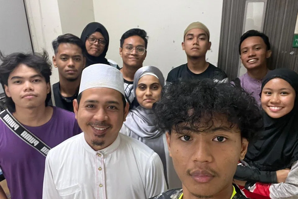 Pegawai Agama Masjid Hasanah dan juga Ketua Belia Masjid Hasanah, Ustaz Muhammad Fazli Naim (berjubah putih), bersama pemimpin belia masjid selepas selesai berbincang mengenai Ramadan Youth Qiam di Masjid Hasanah pada 22 Mac lalu. 