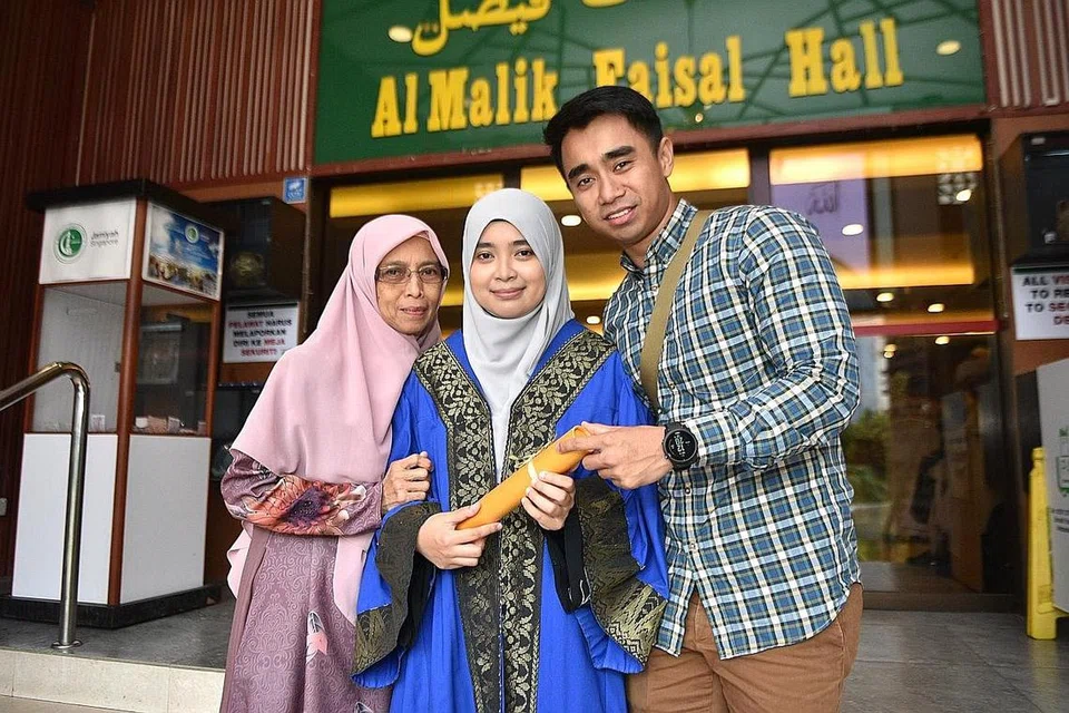 PENDORONG UTAMA: Cik Afiqah Aziz (tengah) sentiasa disokong ibunya Cik Salmah Gaveng (kiri) dan abangnya Encik Kamal Aziz (kanan) sewaktu mengambil kursus diploma yang berbeza. - Foto BM oleh KELLY HUI