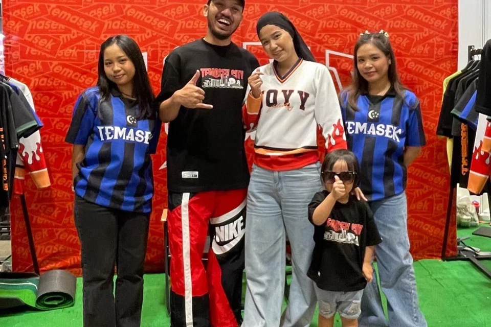 El propietario del imperio de Joyy Colony, el Sr. Afiq Abd Latif (dos de la izquierda) con su esposa, la Sra. Nurefira Nasha Ashimi (tres desde la izquierda); Su hijo mayor Aulian Anaqi Afiq (dos de la derecha) y sus dos empleados. 