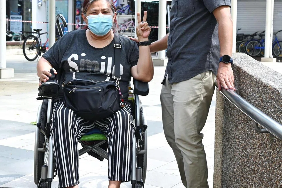 Seorang penduduk mengambil peluang bergambar dengan Encik Faisal Manap.