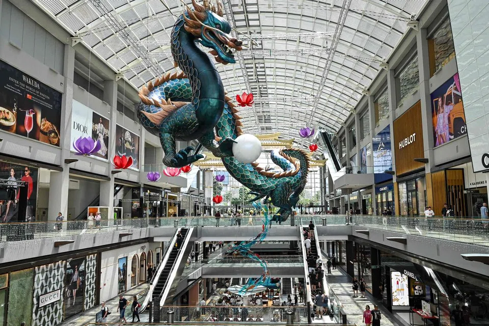 Seperti tempat-tempat kunjungan lain di Singapura, The Shoppes turut mengetengahkan perhiasan Tahun Baru Cina. Pengunjung ke The Shoppes di Marina Bay Sands boleh melihat naga biru besar menggenggam mutiara yang melingkar.