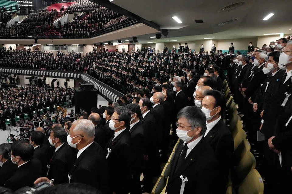 BERTAFAKUR: Para hadirin bertafakur sejenak semasa acara persemadian negara mantan perdana menteri Jepun, Encik Shinzo Abe, di Arena Nippon Budokan di Tokyo, Jepun.