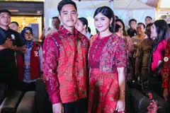 Cik Erina Gudono (kanan), isteri kepada Encik Kaesang Pangarep, anak  Presiden Indonesia, Encik Joko Widodo, dilapor akan dicalonkan oleh Parti Gerakan Indonesia Raya (Gerindra) dalam pemilihan bupati (ketua daerah) di Sleman, wilayah Yogyakarta.