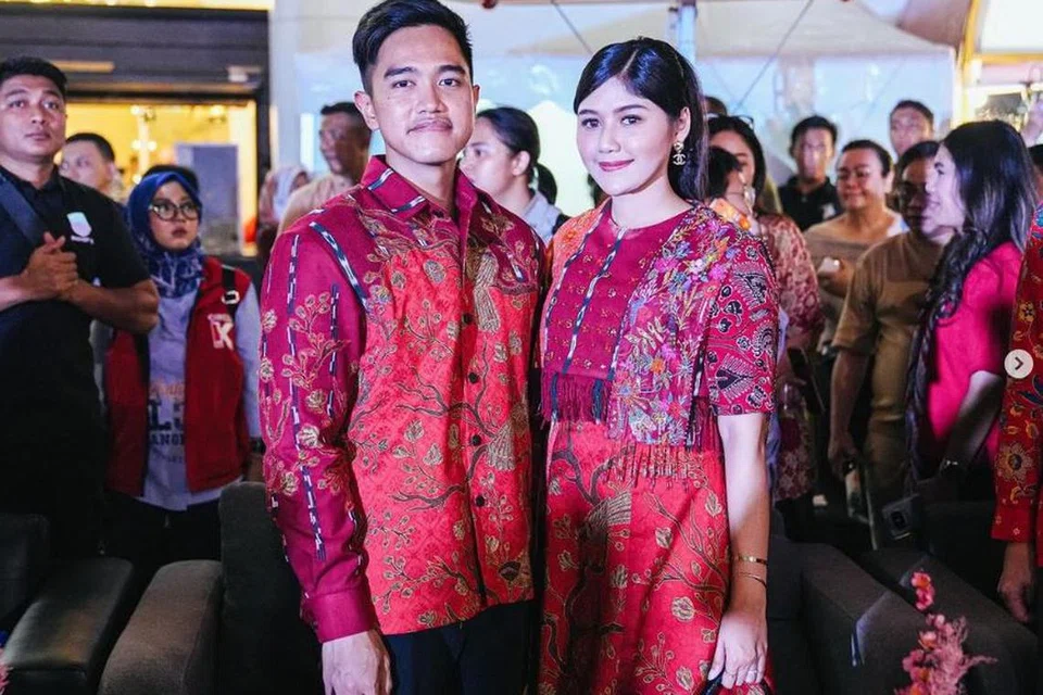Cik Erina Gudono (kanan), isteri kepada Encik Kaesang Pangarep, anak  Presiden Indonesia, Encik Joko Widodo, dilapor akan dicalonkan oleh Parti Gerakan Indonesia Raya (Gerindra) dalam pemilihan bupati (ketua daerah) di Sleman, wilayah Yogyakarta.