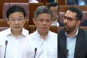 Perdana Menteri, Encik Lawrence Wong (kiri), dan Menteri Penyelaras bagi Perkhidmatan Awam, Encik Chan Chun Sing (tengah), di Parlimen pada 10 September, dengan Setiausaha Agung Parti Pekerja (WP), Encik Pritam Singh (kanan), meminta dua penjelasan mengenai gaji menteri.