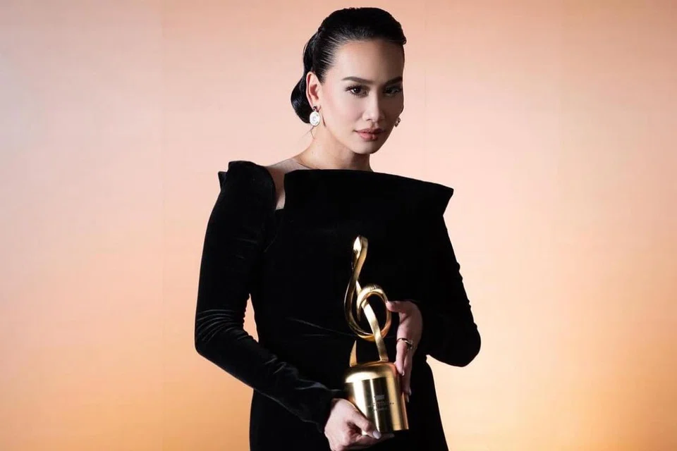 Juara Anugerah Juara Lagu ke-39, (AJL39), Marsha Milan Londoh, menganggap lagu, ‘Hening Rindu’, sebagai mahakarya yang membuatnya melepaskan rindu pada insan tersayang yang sudah tiada lagi.