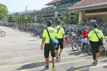 DEKATI MASYARAKAT: Pasukan penguatkuasaan meronda kawasan sekitar stesen MRT Yishun semalam demi memberi maklumat kepada penunggang yang meletakkan basikal di situ. - Foto BH oleh JONATHAN CHOO