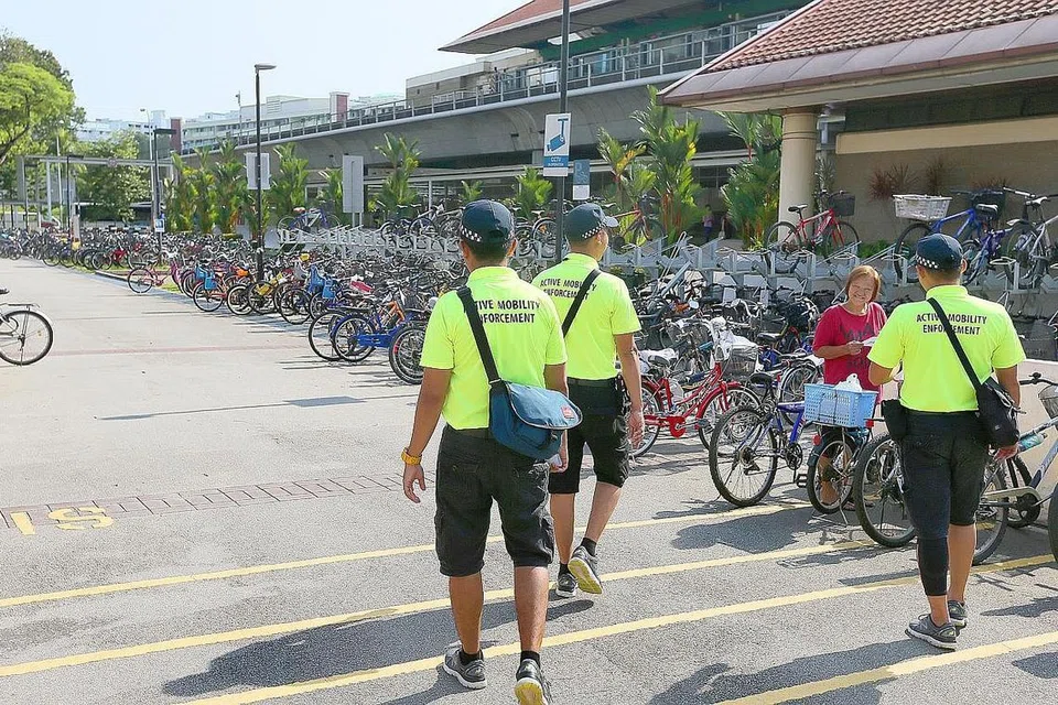 DEKATI MASYARAKAT: Pasukan penguatkuasaan meronda kawasan sekitar stesen MRT Yishun semalam demi memberi maklumat kepada penunggang yang meletakkan basikal di situ. - Foto BH oleh JONATHAN CHOO