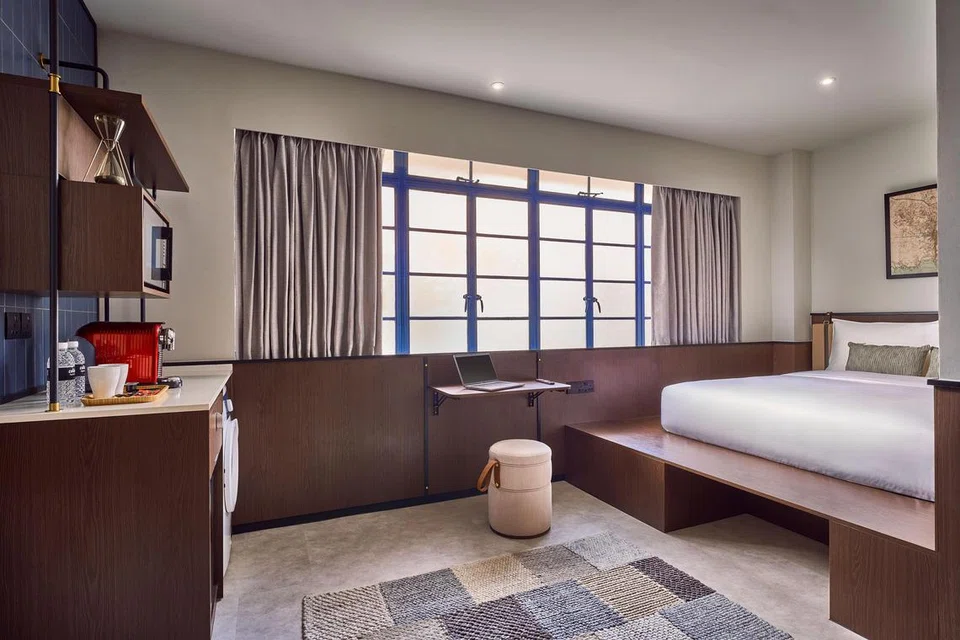 Ruang luas dalam ‘Kampong Gelam Suite’ dilengkapi katil ‘queen size’, meja kerja dan dapur kecil. Sesuai buat tetamu jangka pendek atau panjang yang ingin berdikari semasa menginap.