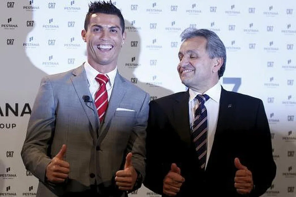CEBURI ALAM NIAGA: Cristiano Ronaldo bersama Encik Dionisio Pestana, Presiden Kumpulan Pestana, yang akan menguruskan hotel-hotel baru di Lisbon, Funchal, New York dan Madrid. - Foto REUTERS