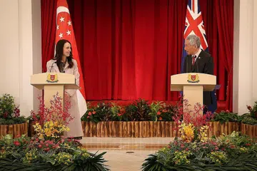 SIDANG MEDIA BERSAMA: Perdana Menteri Lee Hsien Loong dan Perdana Menteri Jacinda Ardern mengadakan sidang media bersama selepas mengadakan pertemuan di Istana semalam. Mereka berkongsi kepada media mengenai pelbagai isu yang dibincangkan semasa pertemuan tersebut. - Foto-foto BH oleh ONG WEE JIN