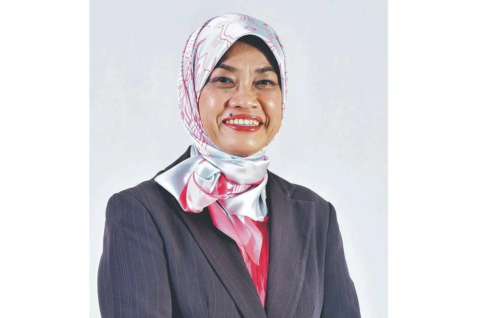 Cik Zuraidah Abdullah.