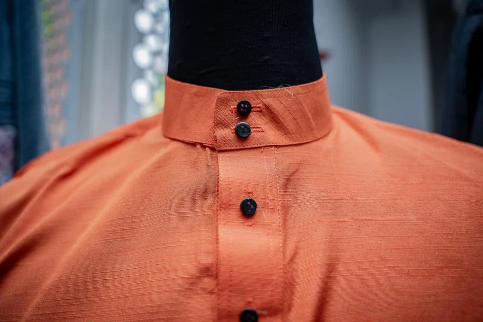 Baju kurung dengan leher cekak musang adalah antara pilihan corak baju yang dipakai oleh kaum lelaki.