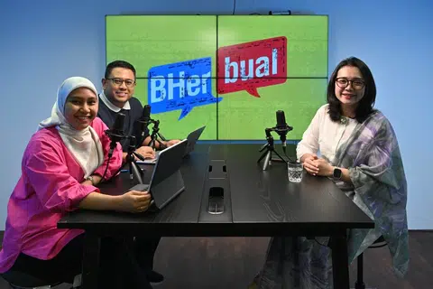 Episod ke-39 BHerbual menampilkan Anggota Parlimen (AP) GRC East Coast, Cik Hazlina Abdul Halim (kanan) bersama hos, Koresponden, Encik Anwar Saleh dan Cik Nur Fathin Awalludin.