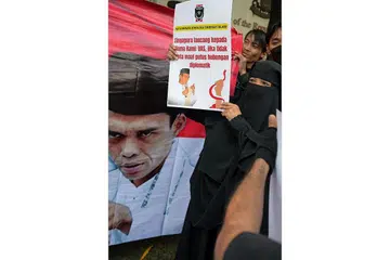 BANTAH LANGKAH SINGAPURA: Penyokong Abdul Somad Batubara mengadakan bantahan di depan Kedutaan Singapura di Jakarta setelah Singapura enggan membenarkan Somad masuk ke negara ini pada 16 Mei. - Foto AFP