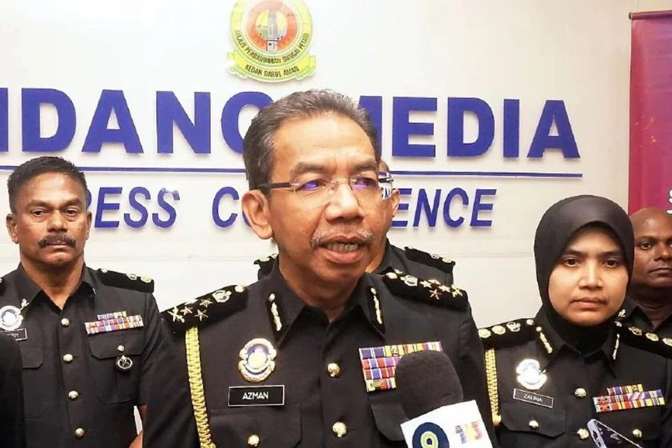 Ketua Pengarah Penguatkuasaan Kementerian Perdagangan Dalam Negeri dan Kos Sara Hidup (KPDN), Datuk Azman Adam (tengah).
