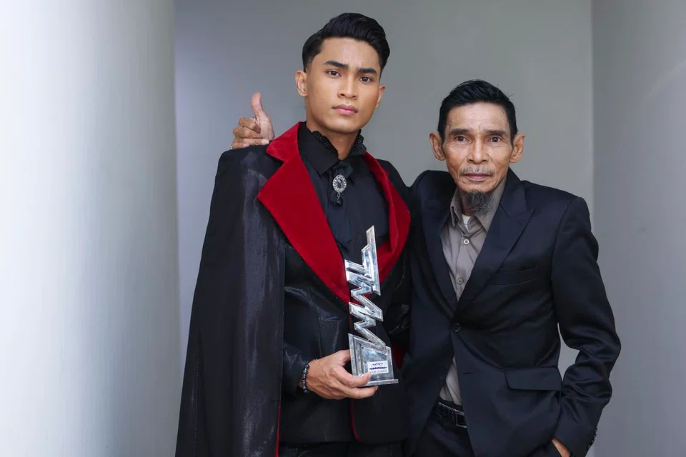 Anak saudara Datuk Jamal Abdillah, Jamak Hussain (kiri) bersama bapanya, Jamilul Hayat (adik Jamal), kembali meraih perhatian ramai selepas menyertai program realiti Astro, ‘Talk To My Manager 2’ (TTMM2).