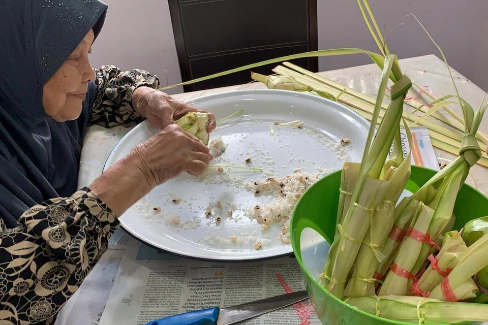 Meskipun sudah lanjut usia, Cik Bolat Benggual masih menganyam ketupat dan membuat lepat sendiri pada setiap Hari Raya. 