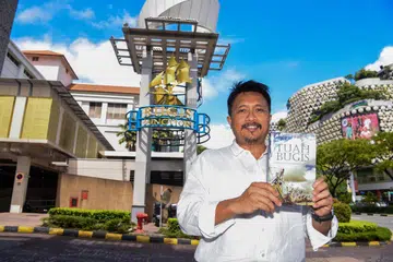 JEJAK SUSUR GALUR BUGIS: Encik Sarafian Salleh, bersama buku hasil tulisannya berjudul  ‘Tuah Bugis - Chronicles of the Seafaring People of Singapore’ di Bugis Junction.