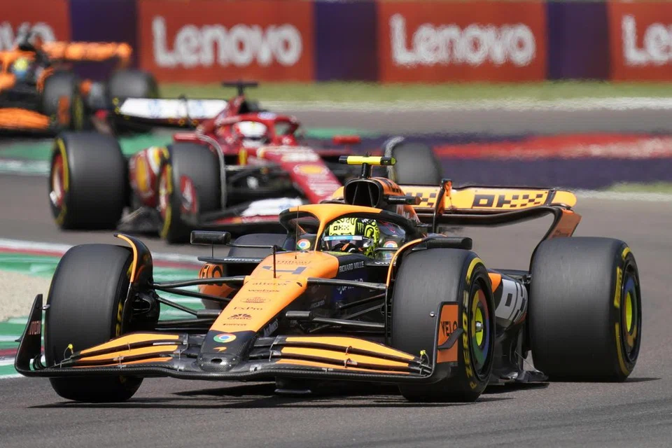 Kereta McLaren yang dipandu Lando Norris dari Britain berupaya memberi persaingan kepada Red Bull pada masa ini.