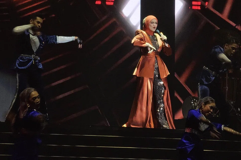 Walaupun diberi suntikan susunan irama baru, lagu-lagu lama Datuk Seri Siti Nurhaliza seperti ‘Kau Kekasihku’ dan ‘Lebih Indah’ kedengaran segar dan tiada cacat celanya.