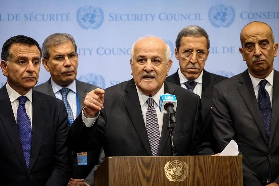 GESA TINGKAT USAHA: Utusan Palestin ke Pertubuhan Bangsa-Bangsa Bersatu (PBB), Encik Riyad Mansour (tengah), menggesa ketua PBB, Encik Antonio Guterres, agar meningkatkan usaha menghentikan “jenayah terhadap kemanusiaan”.