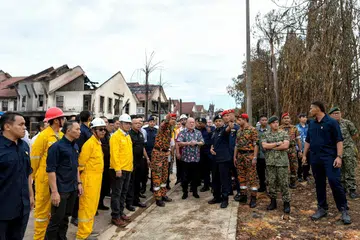 Yang di-Pertuan Agong Sultan Ibrahim melawat tapak insiden kebakaran paip gas di Putra Heights pada 5 April. 