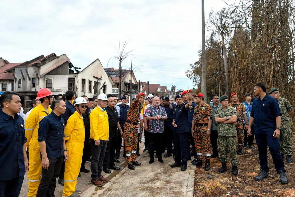 Yang di-Pertuan Agong Sultan Ibrahim melawat tapak insiden kebakaran paip gas di Putra Heights pada 5 April. 