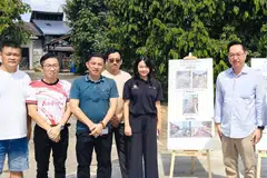 Naib Pengerusi PKR Johor, Encik Jimmy Puah Wee Tse (kanan), ketika melawat projek pembinaan longkang di Kampung Baru Ban Foo, Johor Bahru.