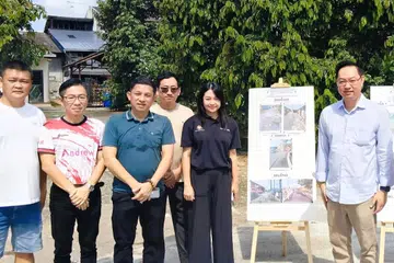 Naib Pengerusi PKR Johor, Encik Jimmy Puah Wee Tse (kanan), ketika melawat projek pembinaan longkang di Kampung Baru Ban Foo, Johor Bahru.