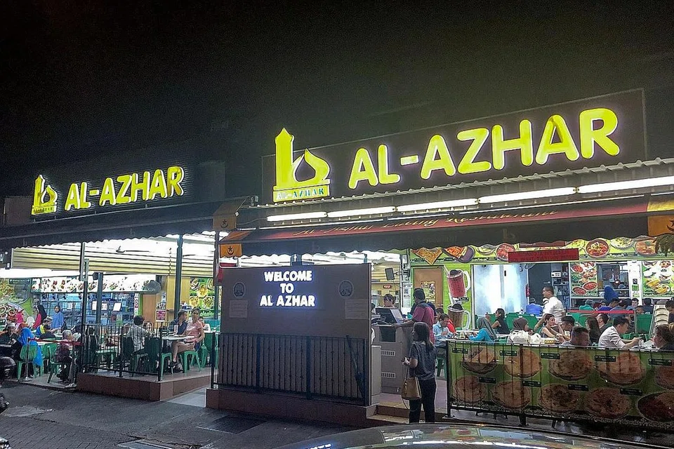 JADI TUMPULAN: Restoran Al-Azhar di Bukit Timah antara yang menjadi tumpuan orang ramai, termasuk mereka yang suka mengisi perut pada lewat malam sambil bersembang dengan teman-teman. - Foto BM oleh IQBAL FAIZAL 